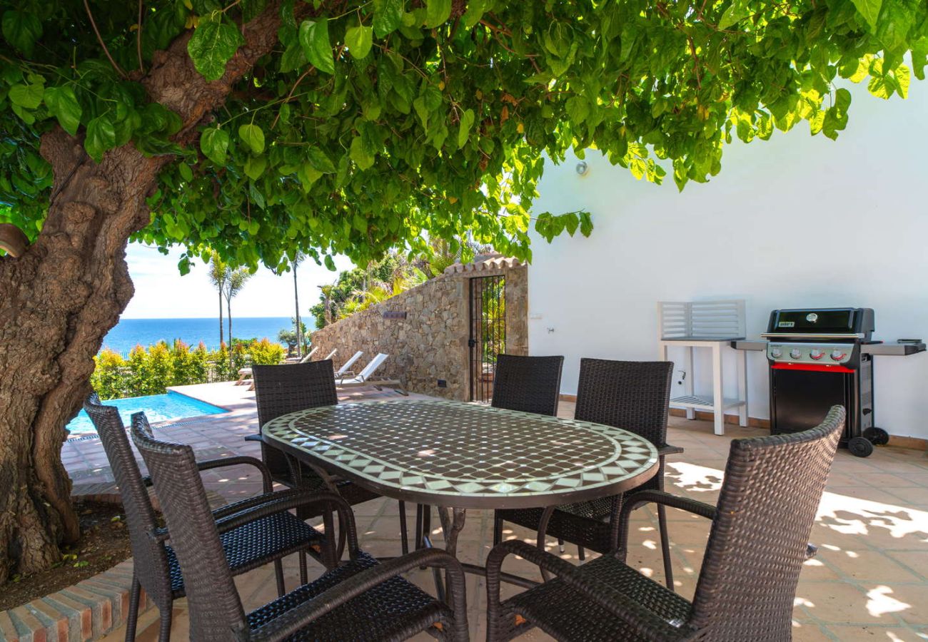 Ampia terrazza di 200 m² con barbecue e piscina nel centro di Nerja, Villa Lorca.