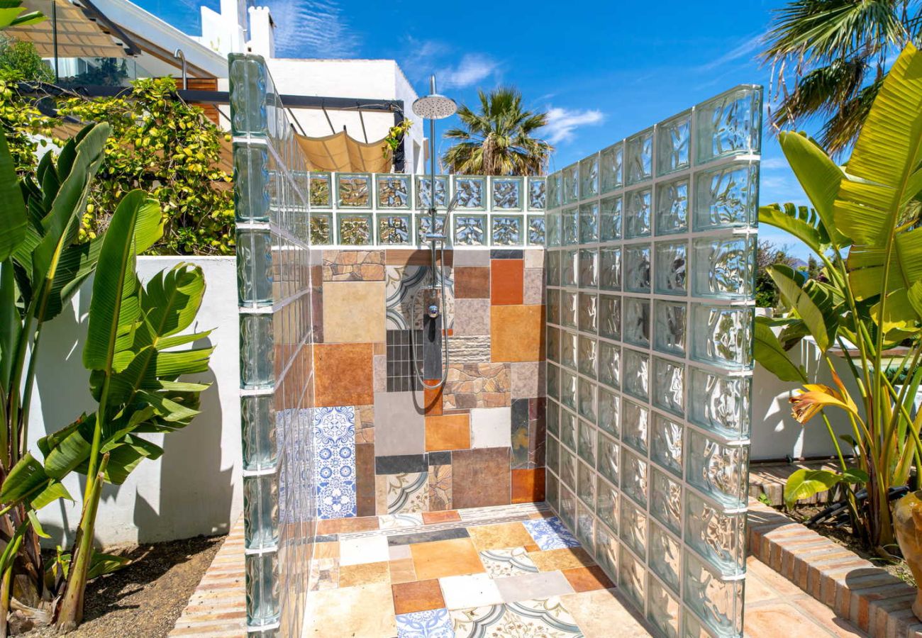 Doccia di design sulla terrazza della piscina di Villa Lorca.