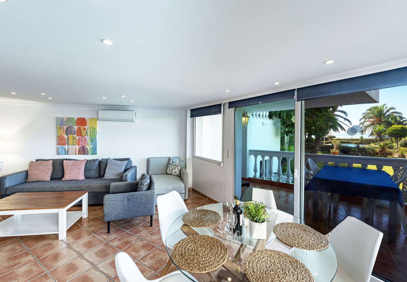 Interni del soggiorno con vista mare e piscina attraverso la terrazza dello Stella Maris