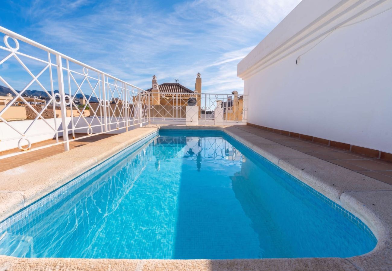 Piscina comune sul tetto del Torrecilla Urban Beach Stay a Nerja, ideale per rilassarsi