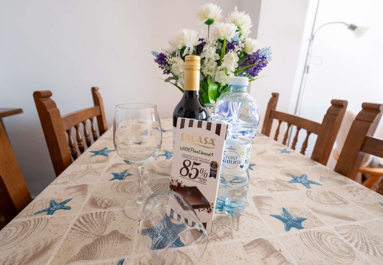 Zona pranzo con dettaglio di benvenuto nell'appartamento a Nerja