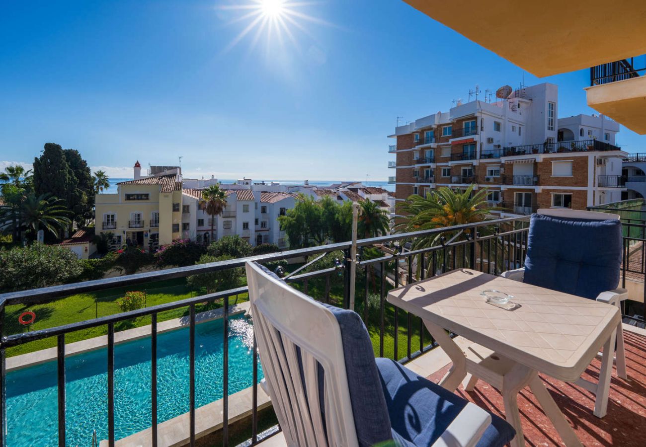 Balcone con vista sul mare e tavolo per la colazione nell'edificio Acapulco.