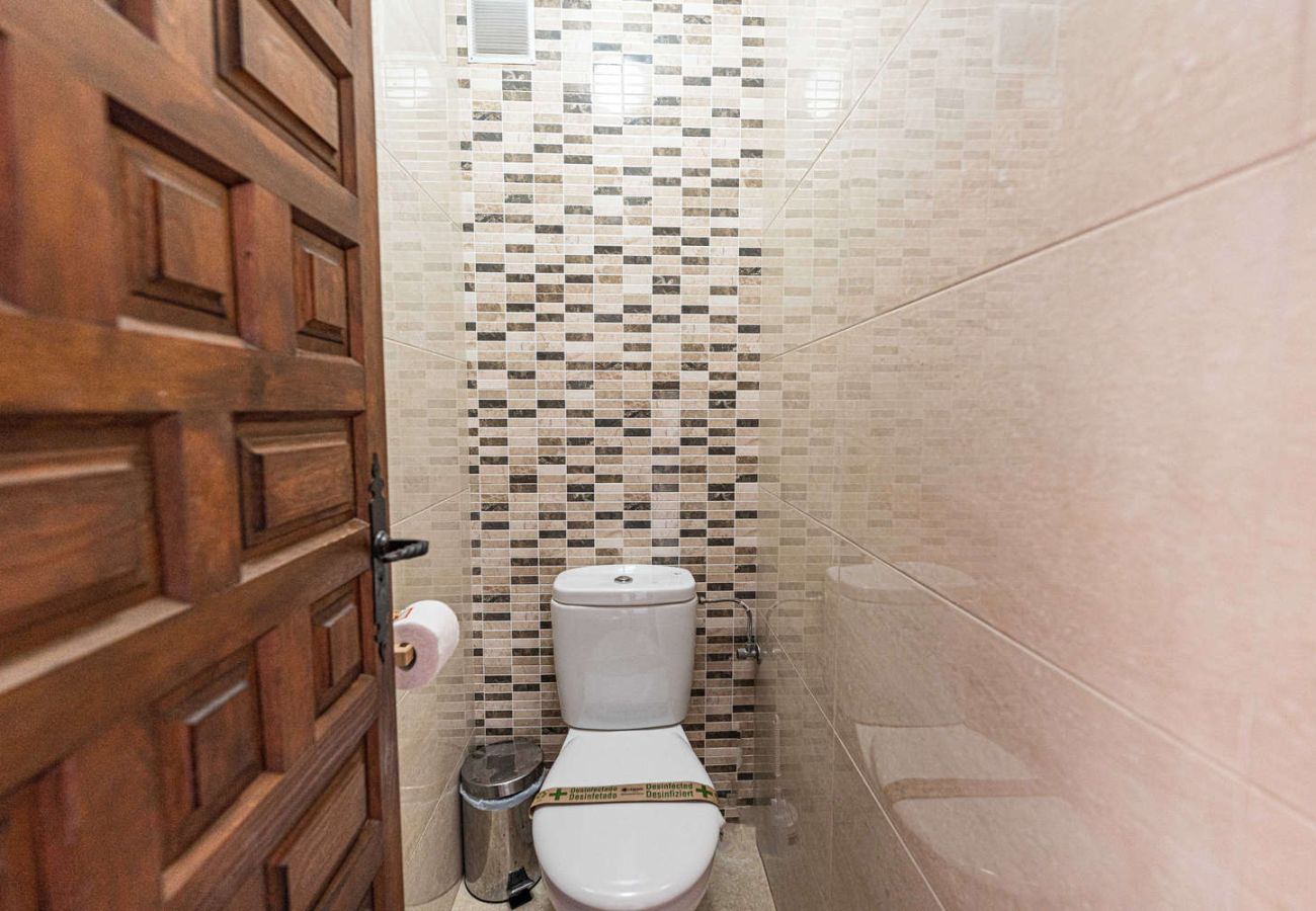 Bagno dell'appartamento Acapulco 18 con striscia ecologica per la disinfezione sanitaria