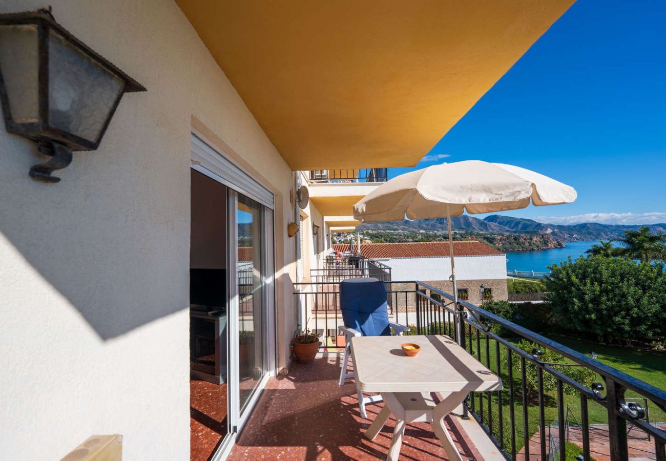 Area esterna dell'appartamento con tavolo e vista panoramica