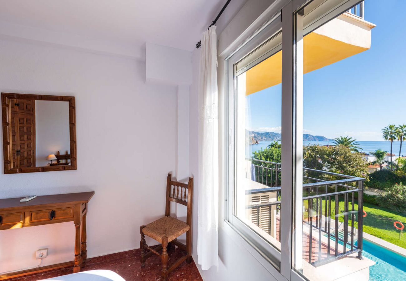 Vista sulla piscina e sui giardini dalla camera Acapulco 18