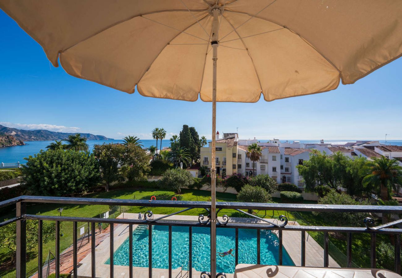 Vista sul mare e sui giardini dal balcone dell'appartamento a Nerja