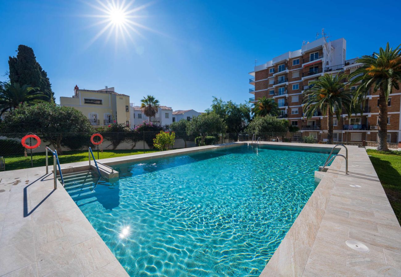 Area piscina dell'Acapulco 18, ideale per godersi il sole a Nerja