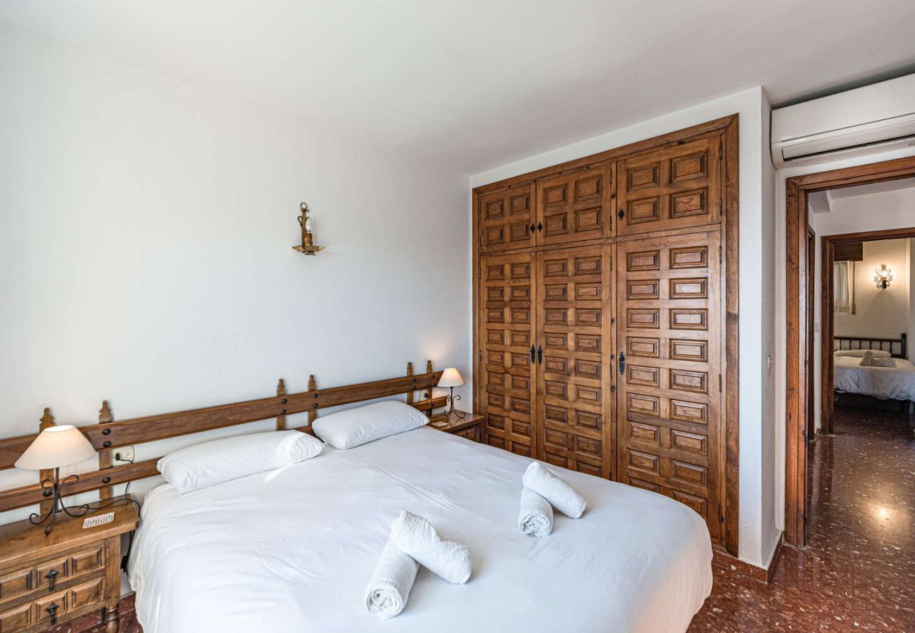 Camera da letto principale dell'appartamento Acapulco 18 con armadio e letto matrimoniale