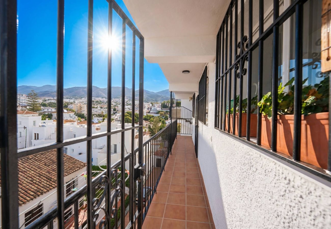 Ingresso dell’edificio con vista su Nerja