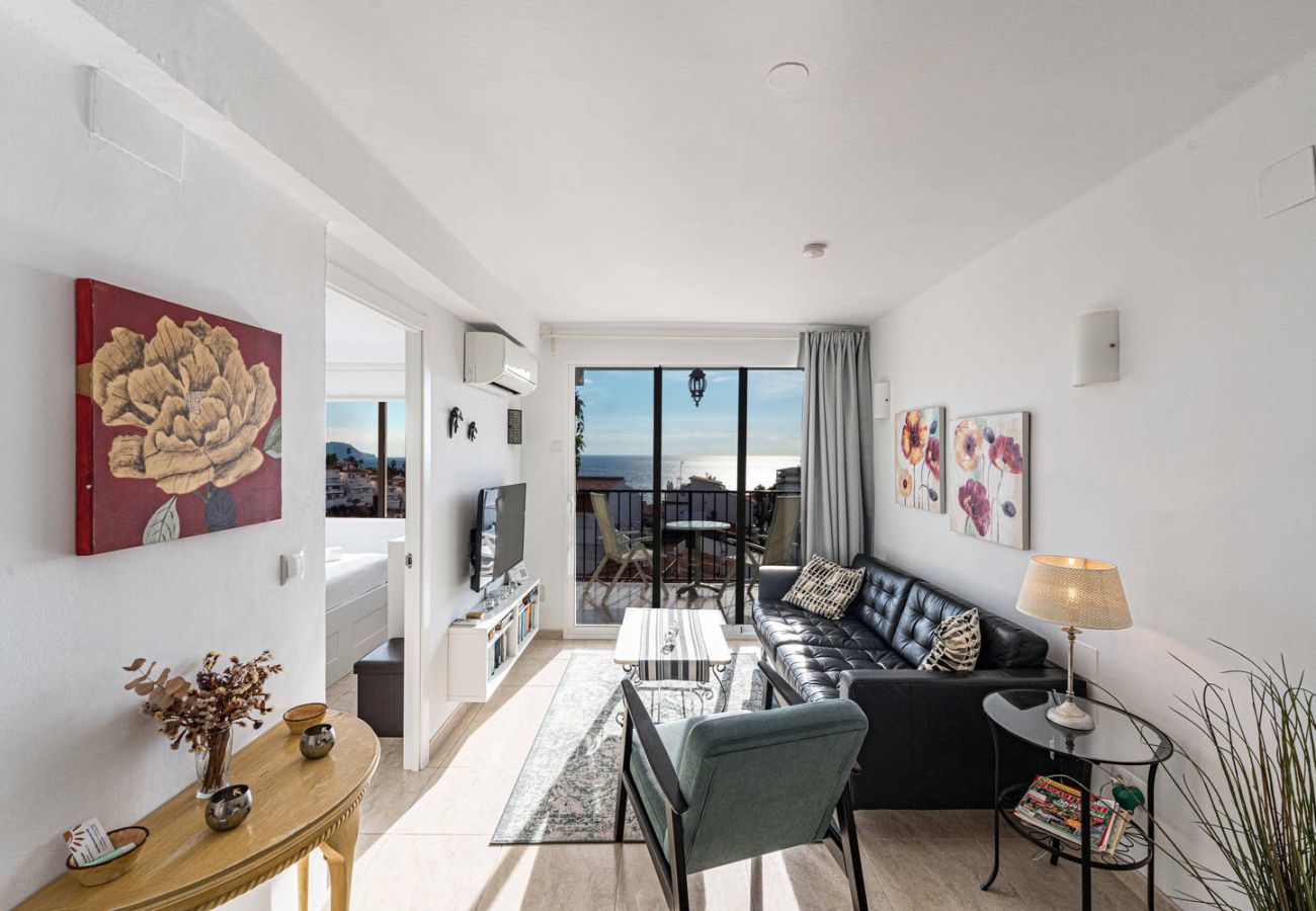 Soggiorno con divano e TV in appartamento a Nerja