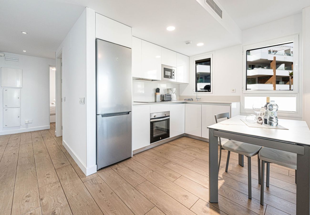 Cucina a vista di fascia alta e zona pranzo moderna in appartamento vacanze Isea Calaceite Nerja Torrox