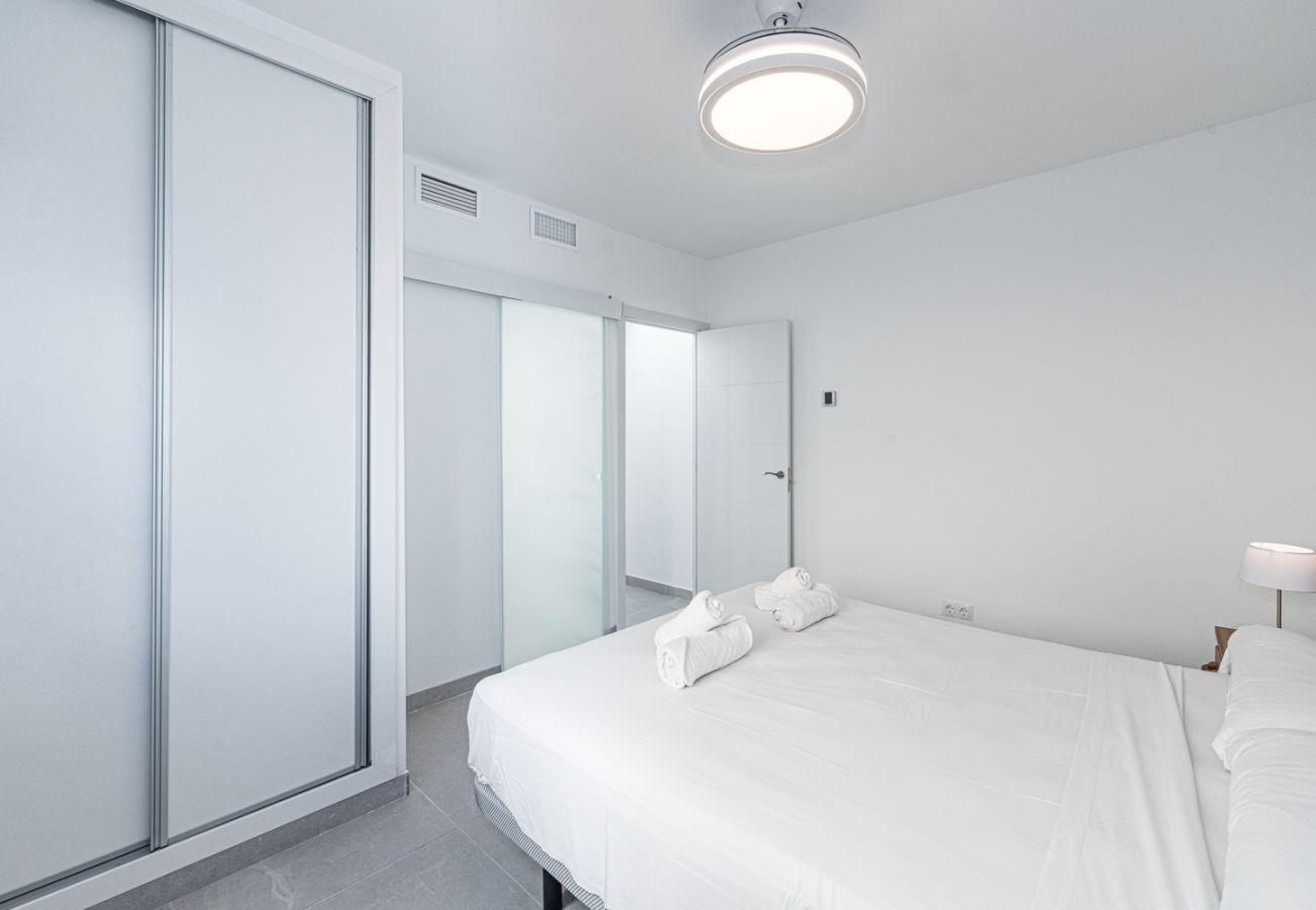 Camera da letto principale con letto queen size in appartamento da 3 camere a Nerja.