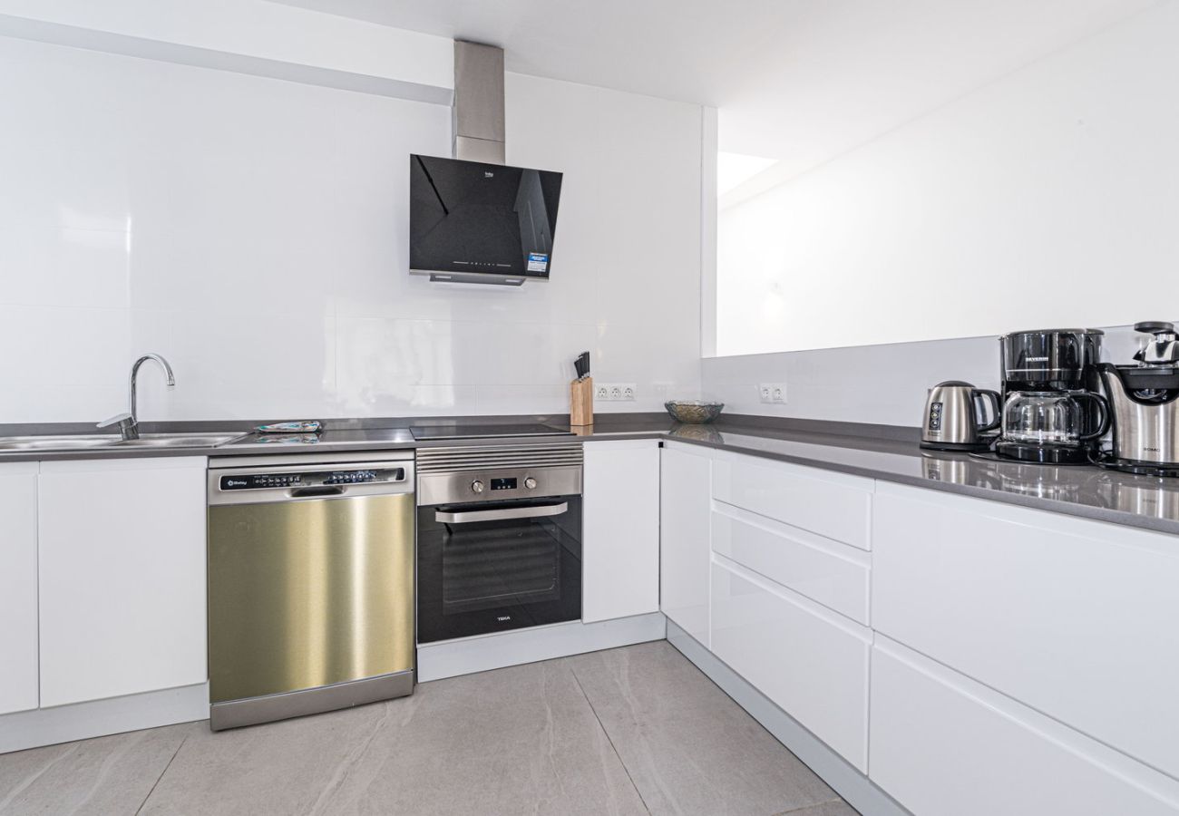 Cucina moderna completamente attrezzata con elettrodomestici di alta gamma a Nerja.