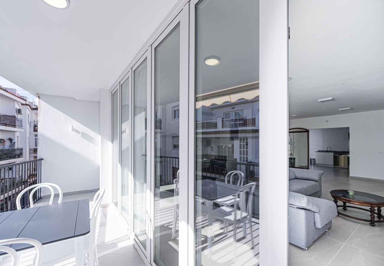 Zona pranzo all'aperto sulla terrazza collegata al soggiorno della casa vacanze a Nerja.