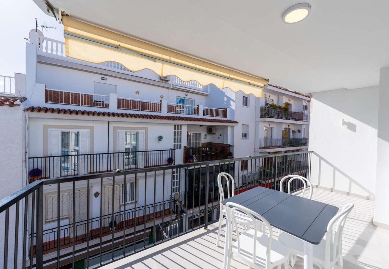 Terrazza privata in Calle Diputación Nerja con vista sul centro storico e atmosfera locale.