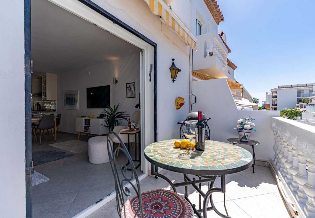Balcone con vista sul mare nell'urbanizzazione La Hacienda, Nerja.