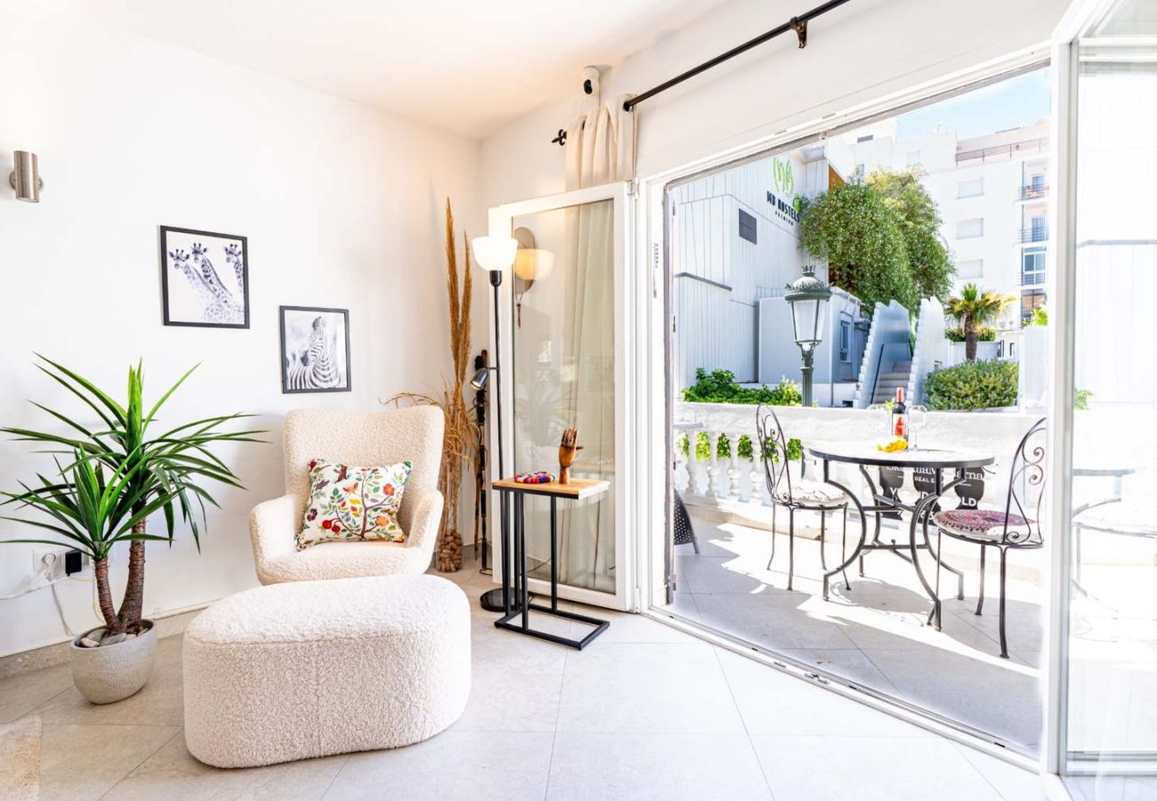 Soggiorno arredato con gusto e accesso al balcone in Casa Lavanda.