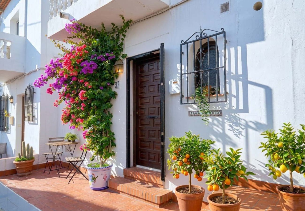 Ingresso della casa a La Hacienda con fiori e stile tradizionale andaluso.