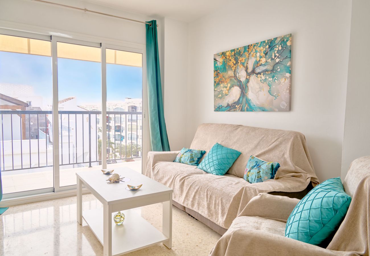 Zona giorno con divani e TV presso la casa vacanze Tucuman 3 a Nerja.