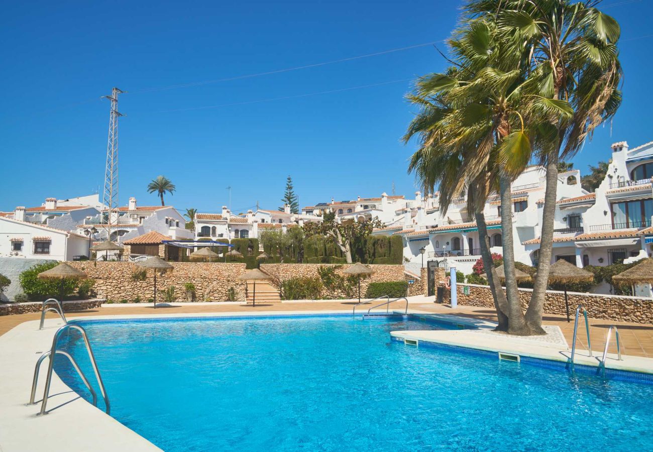 Casa Sofia Piscina comunitaria circondata da giardini nel complesso Capistrano Village, Nerja.