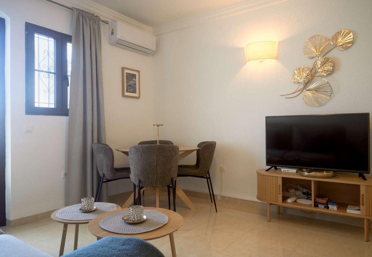 Interno luminoso della zona giorno e pranzo con accesso alla terrazza a Capistrano Village Nerja.