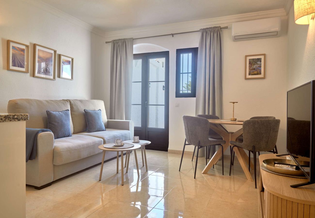 Soggiorno moderno con divano, zona pranzo e aria condizionata nell'appartamento Casa Sofia, Capistrano Village.