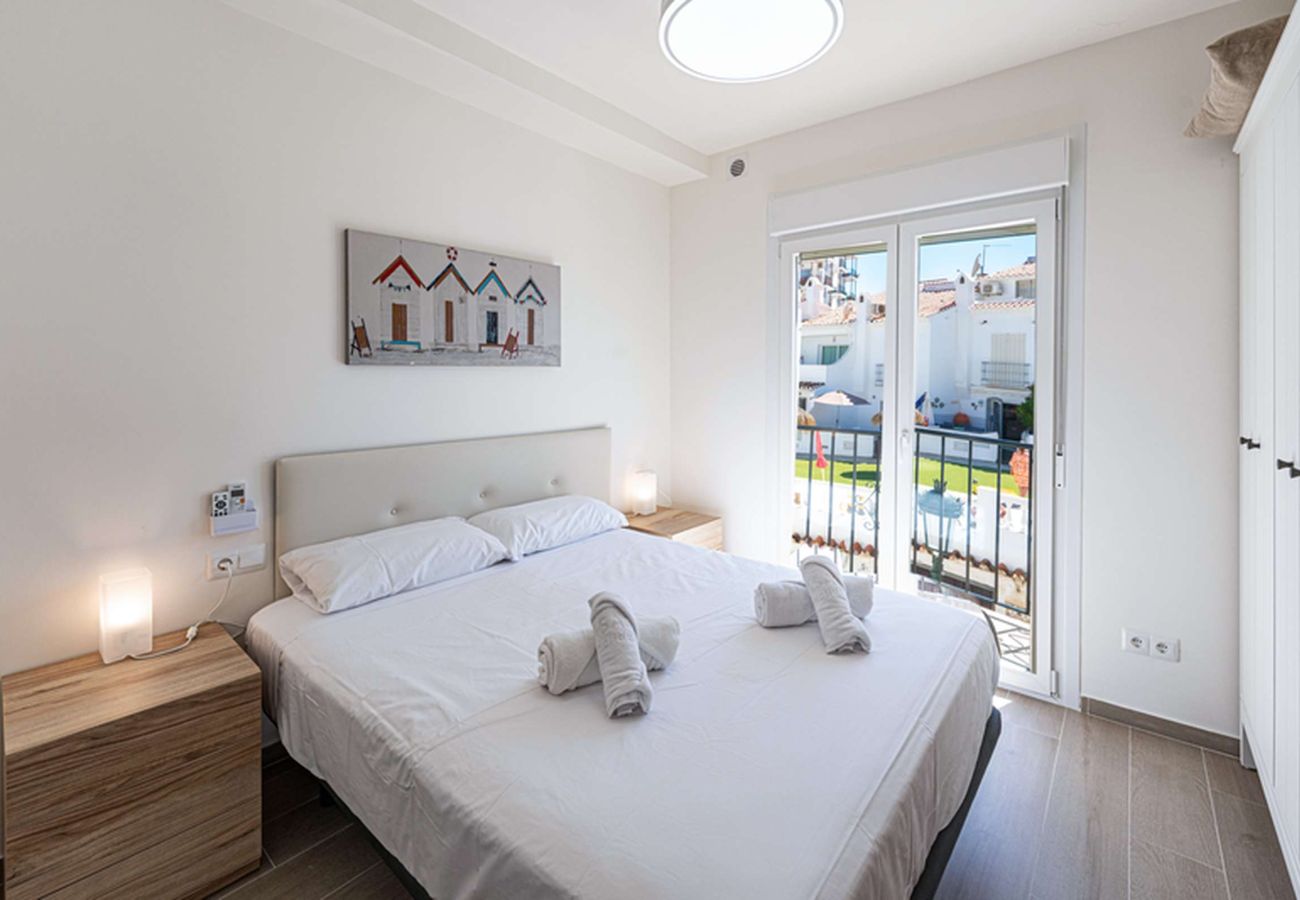 Accogliente camera da letto principale con letto matrimoniale nell'appartamento a Nerja.