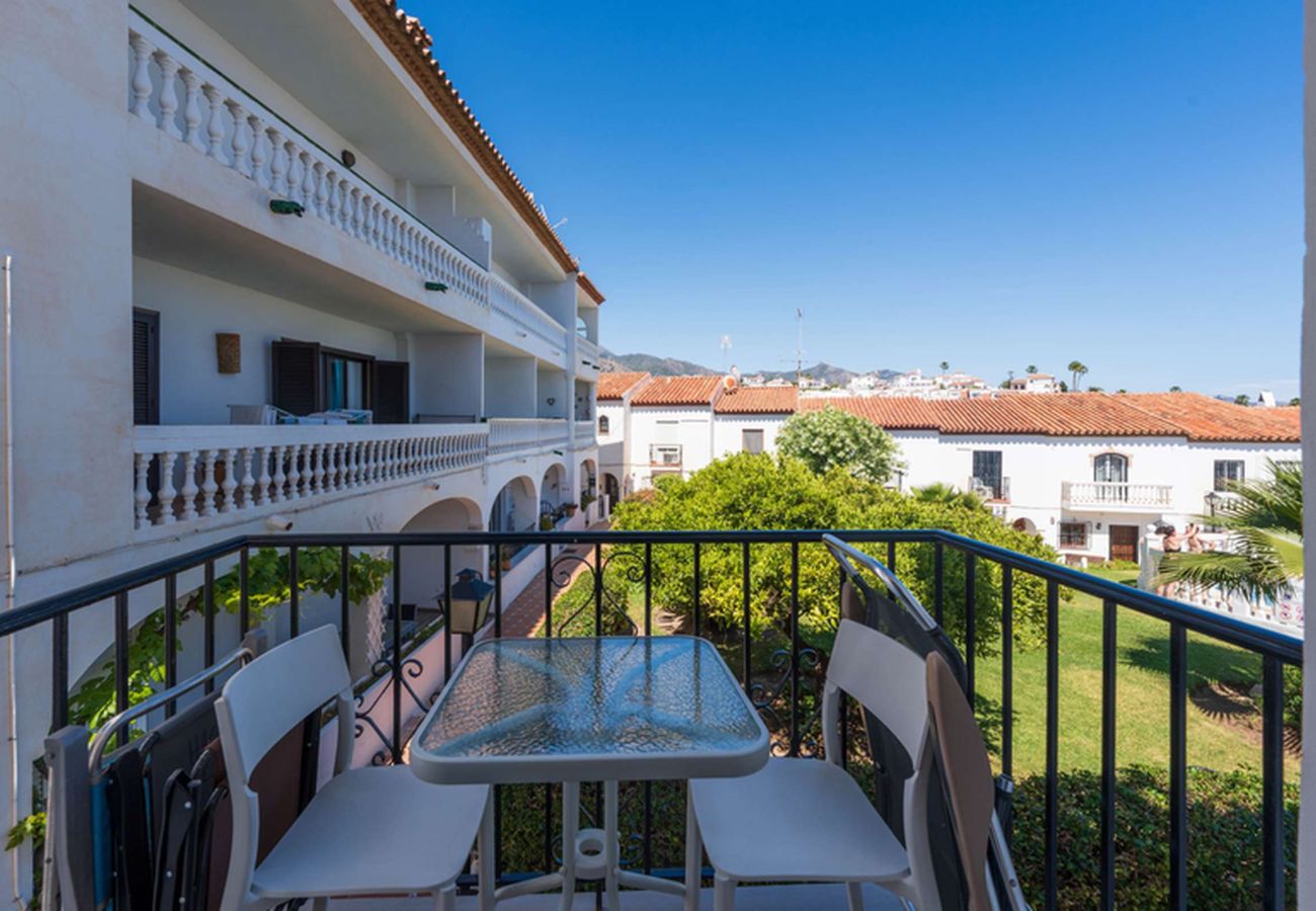 Balcone dell'appartamento Hacienda 23 4A  con vista diretta sulla piscina condominiale.
