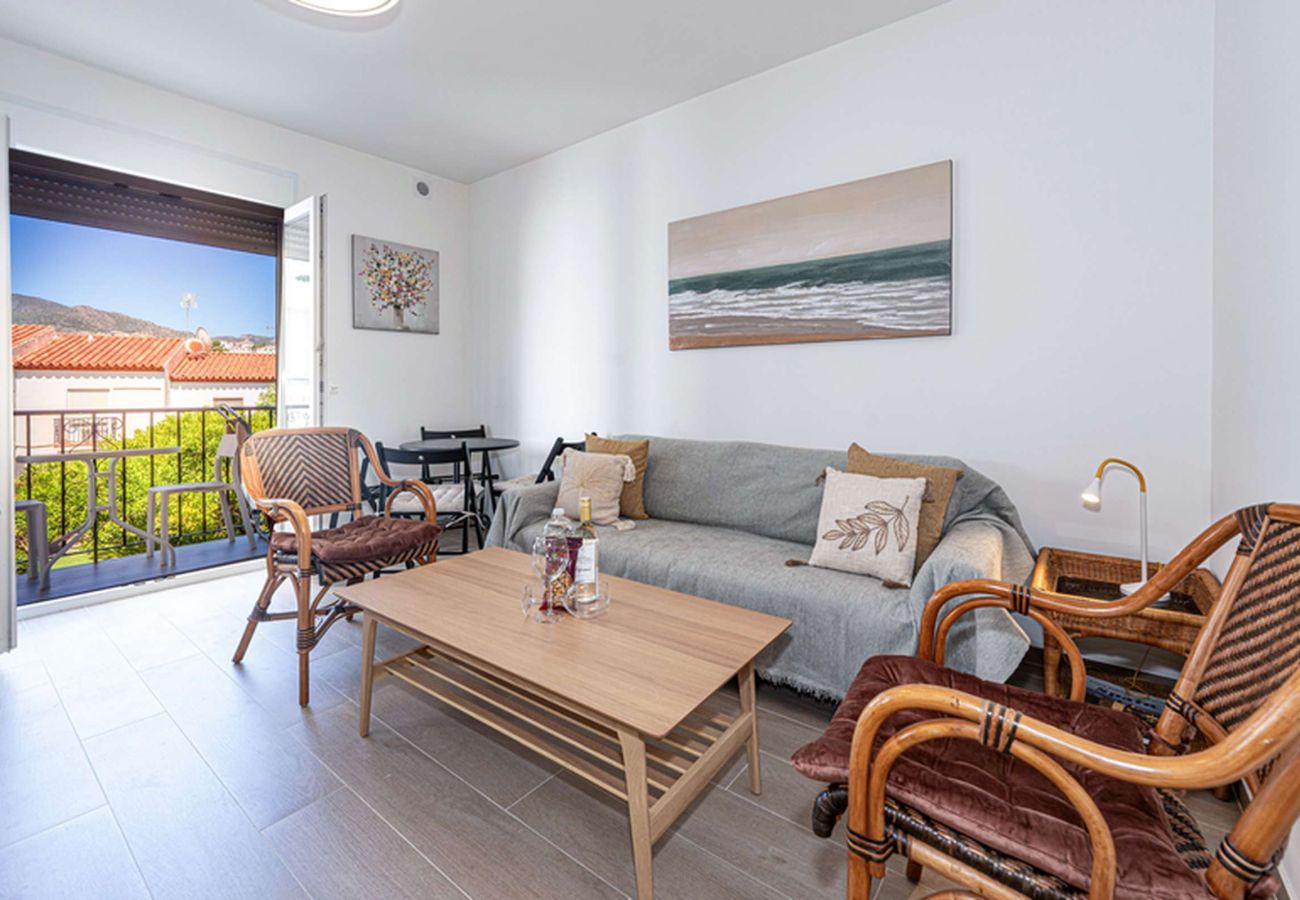 Luminoso soggiorno con accesso al balcone in un appartamento a Nerja, a 350 metri dalla spiaggia di Burriana.