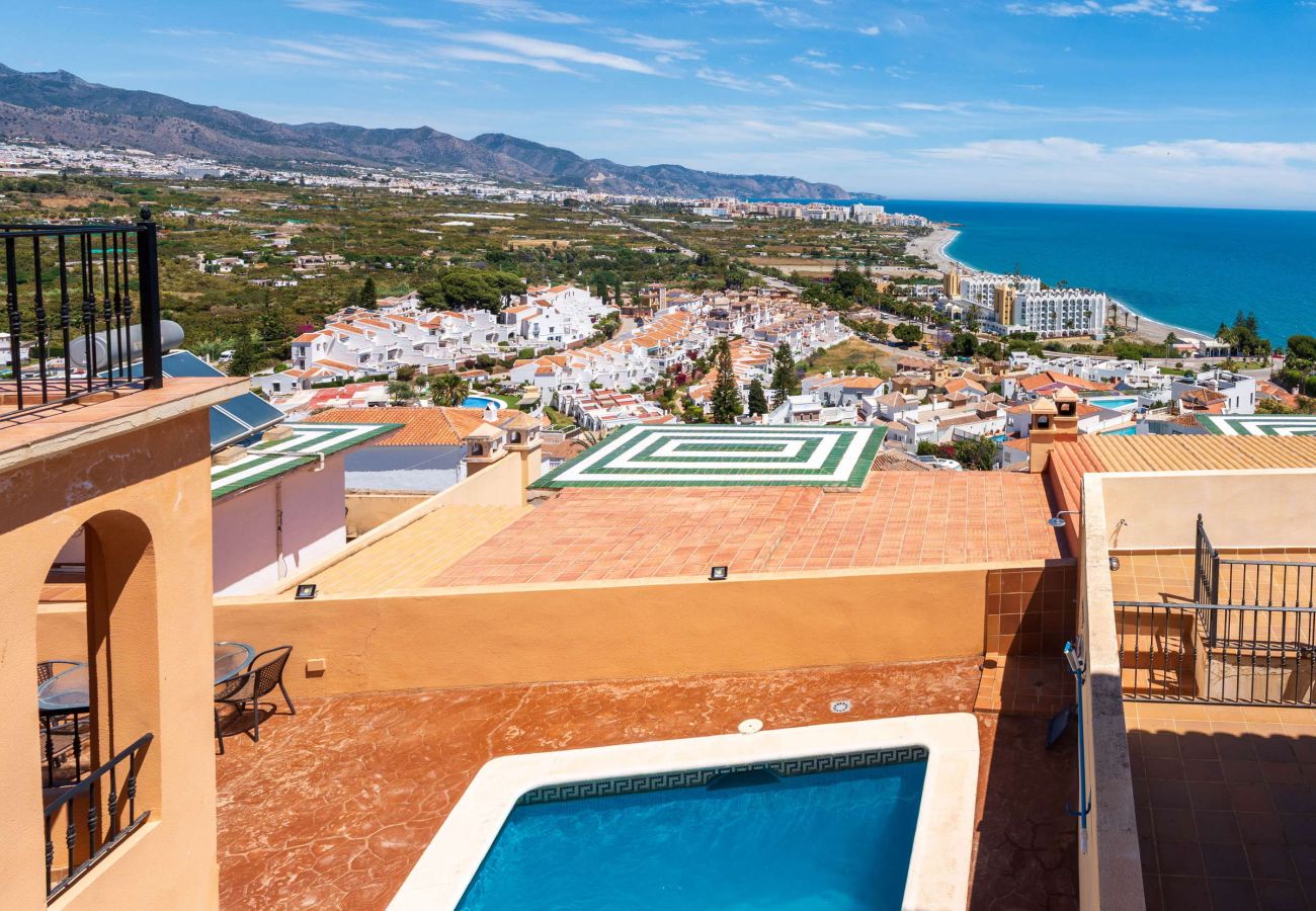 Piscina privata e vista mare dall'alto a Villa Punta Lara 15, Punta Lara Nerja