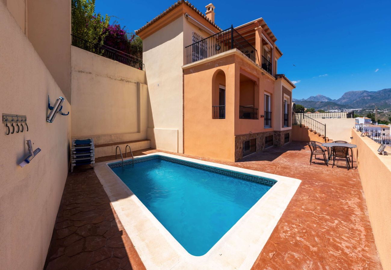 Piscina privata con lettini e terrazza esterna, Villa Punta Lara 15 Nerjav