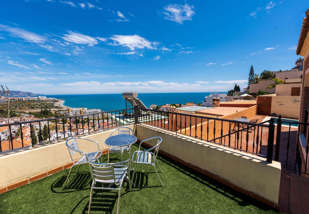 Terrazza con tavolo da pranzo e vista panoramica sul mare a Villa Punta Lara 15, Nerja