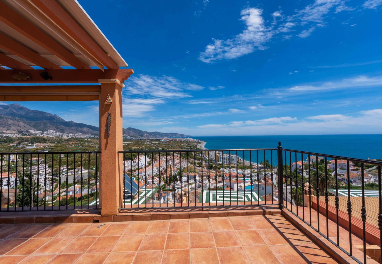 Terrazza superiore collegata alla cucina con vista mare, Villa Punta Lara 15 Nerja