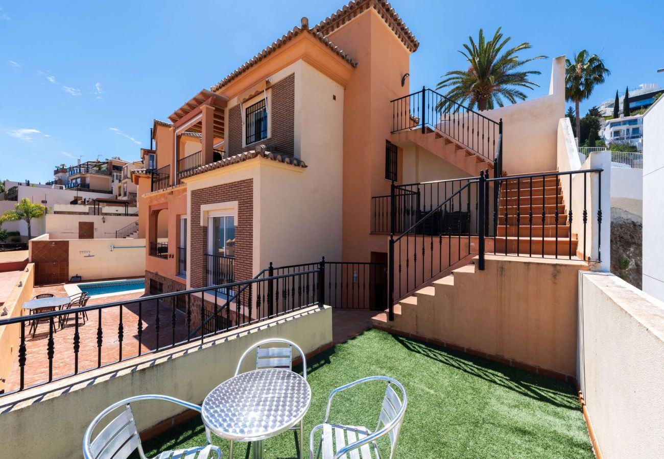 Vista esterna completa di Villa Punta Lara 15 con terrazze e piscina privata, Nerja