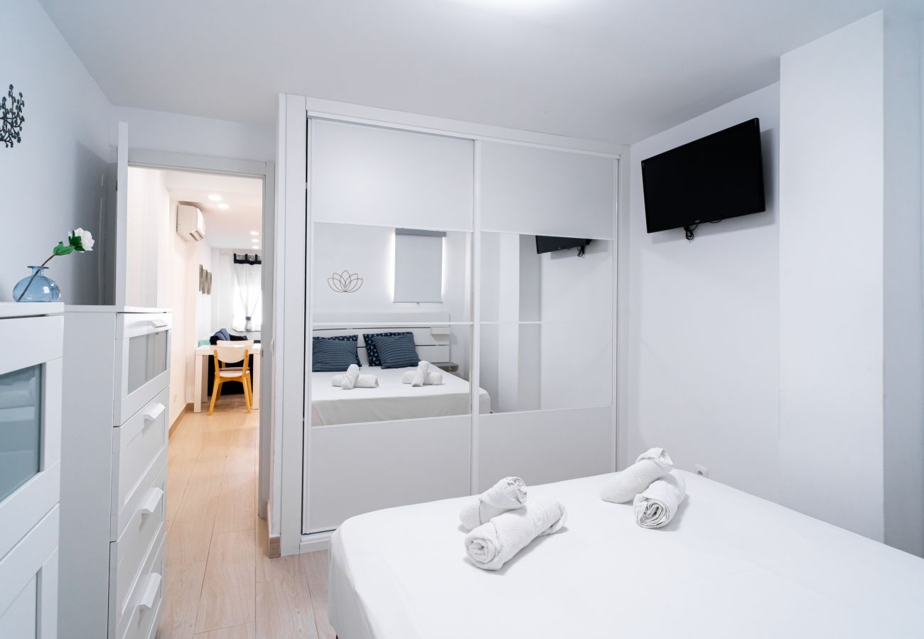 Camera da letto separata con letto matrimoniale nell'appartamento per vacanze Arce 2 a Nerja.