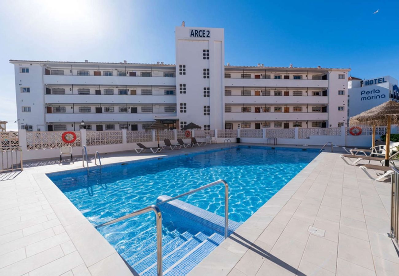 Piscina condominiale con lettini presso l'edificio Arce II a Nerja.