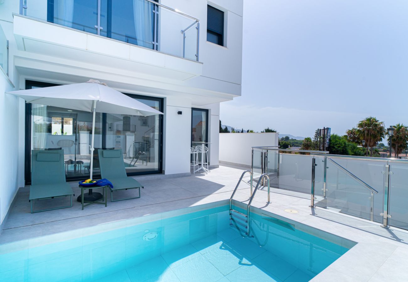 Piscina privata in stile messicano presso la villa di lusso Casa Mezcal a Nerja
