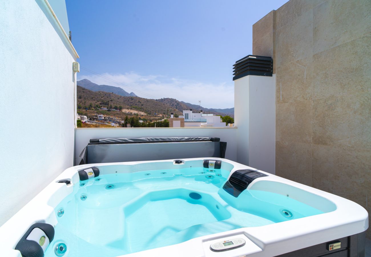 Soggiorno a tema messicano collegato direttamente alla piscina privata a Casa Mezcal
