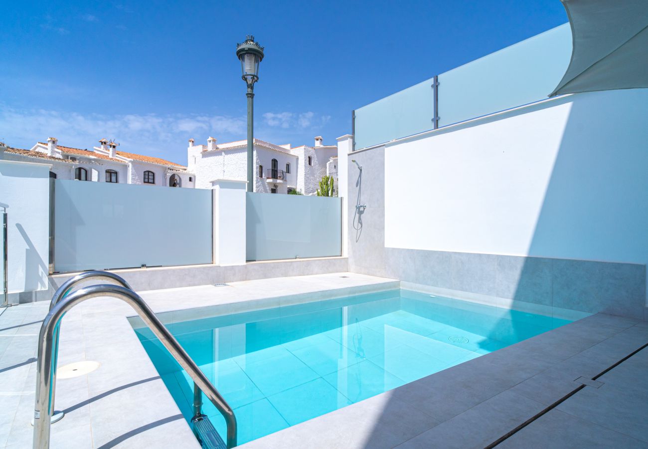 Vista esterna della piscina privata e del solarium della lussuosa villa Casa Mezcal