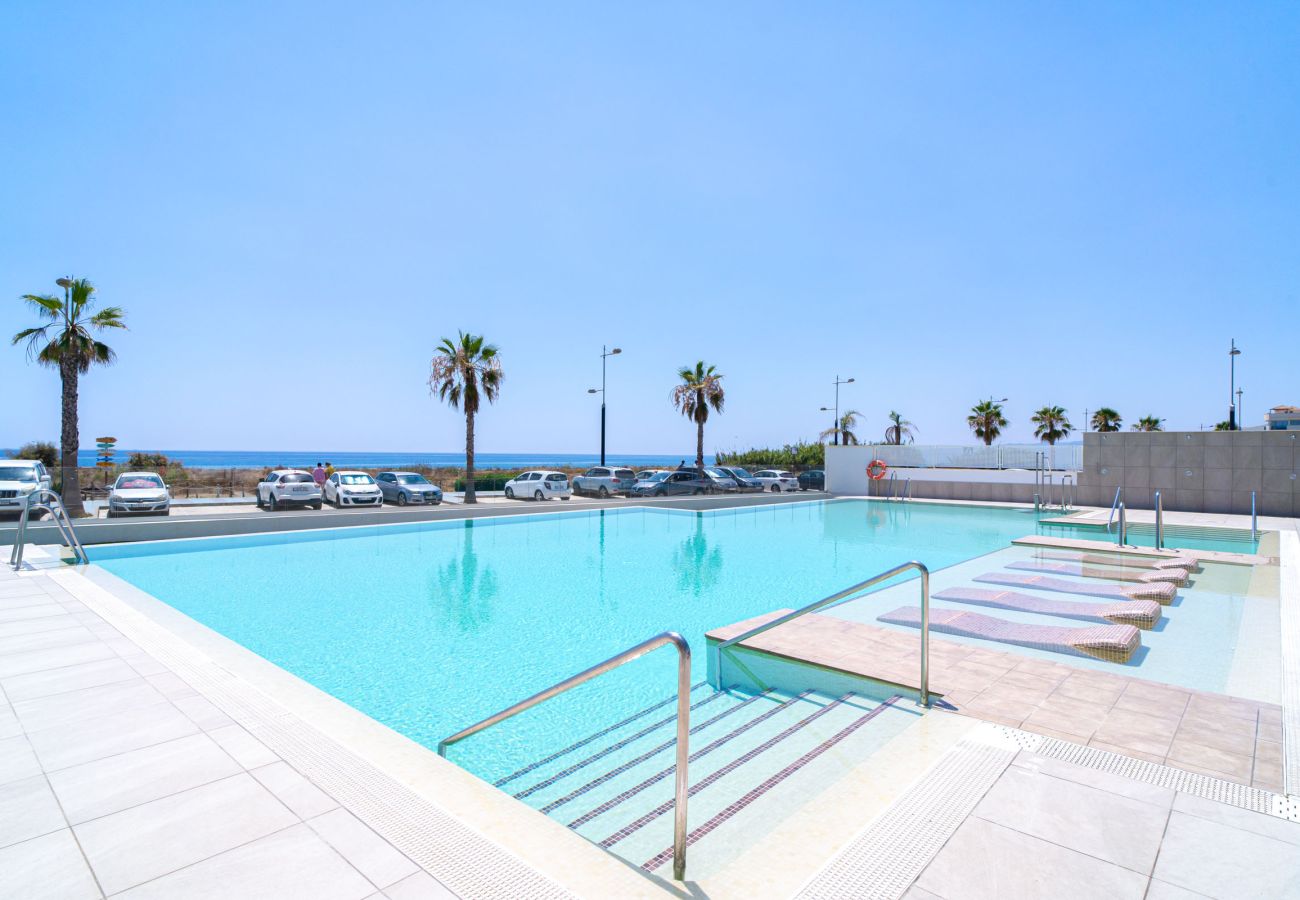 Altra angolazione della piscina a sfioro con vista mare a Duna Beach Torrox.