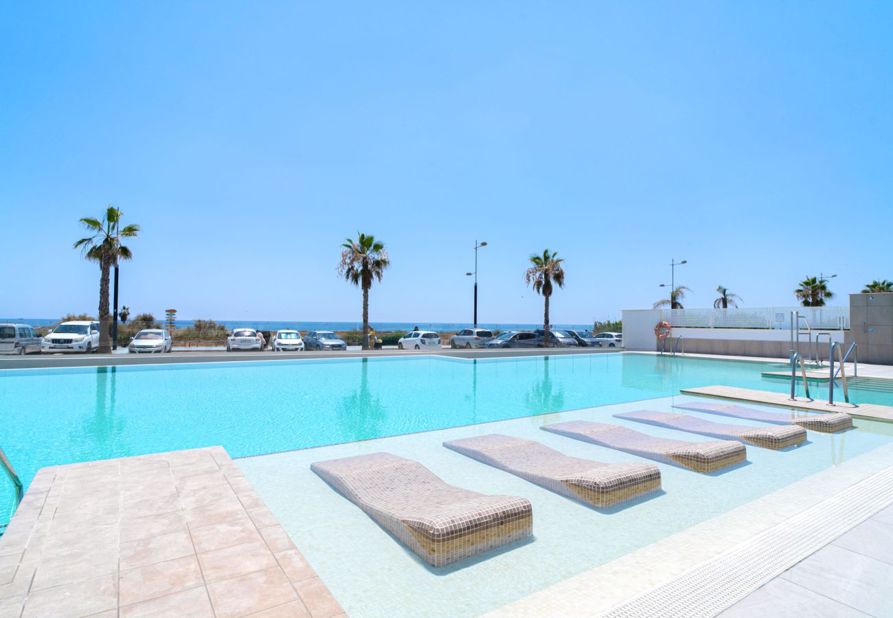 Piscina a sfioro condominiale e Playa de las Dunas a Torrox Costa.