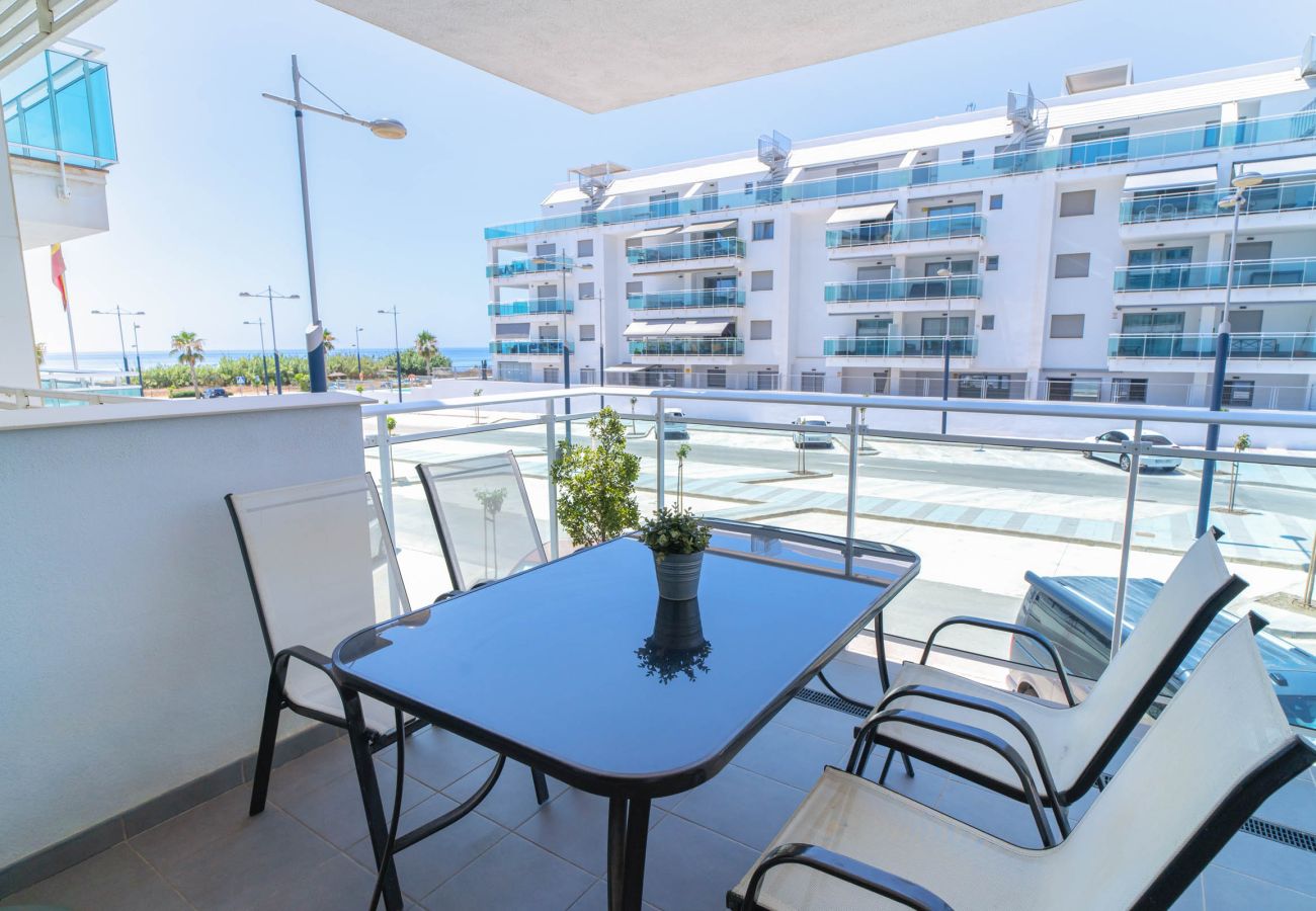 Terrazza con tavolo da pranzo e vista mare nell'appartamento Duna Beach.