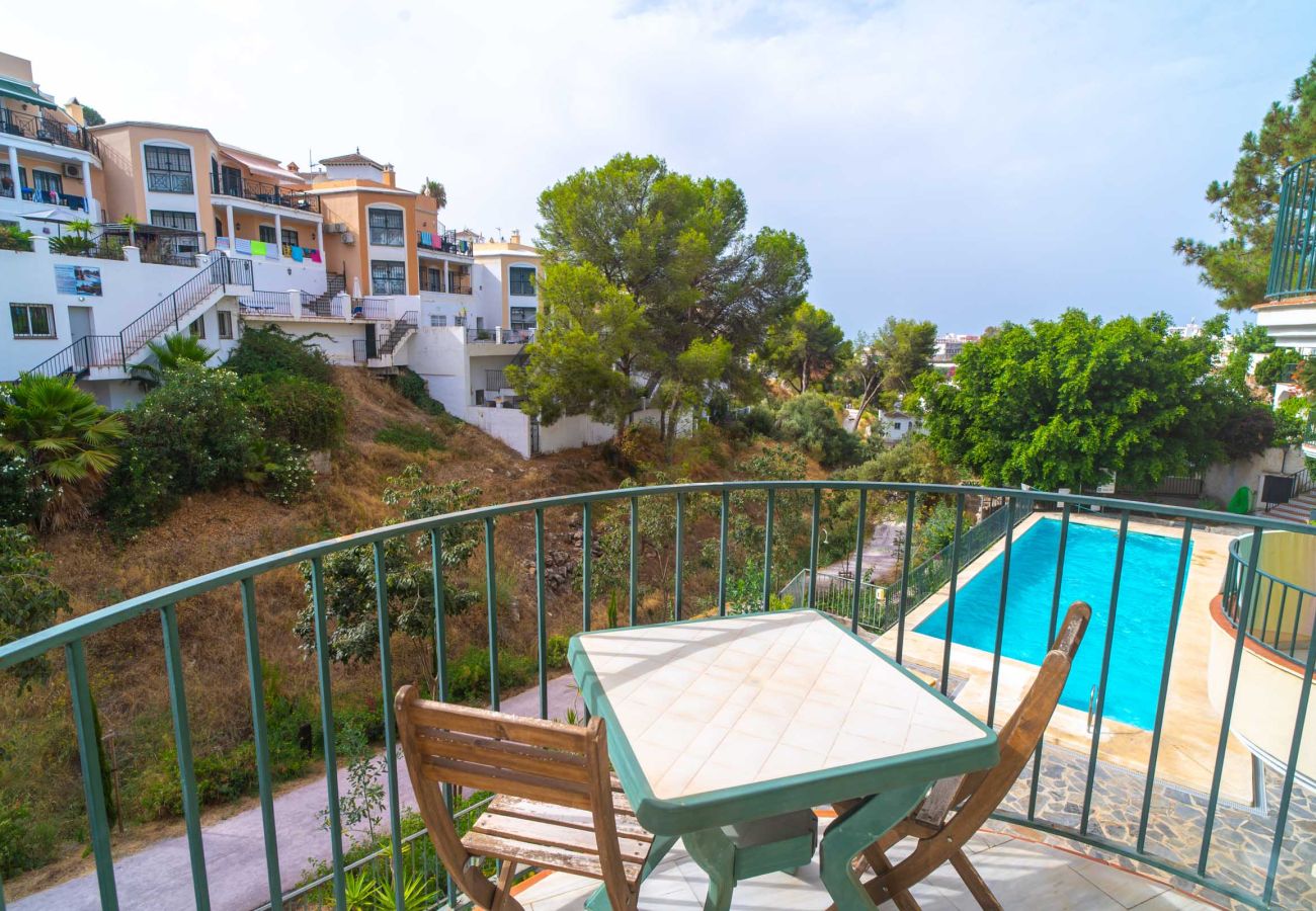 Balcone con vista sulla piscina nella zona di Playa Burriana, Nerja