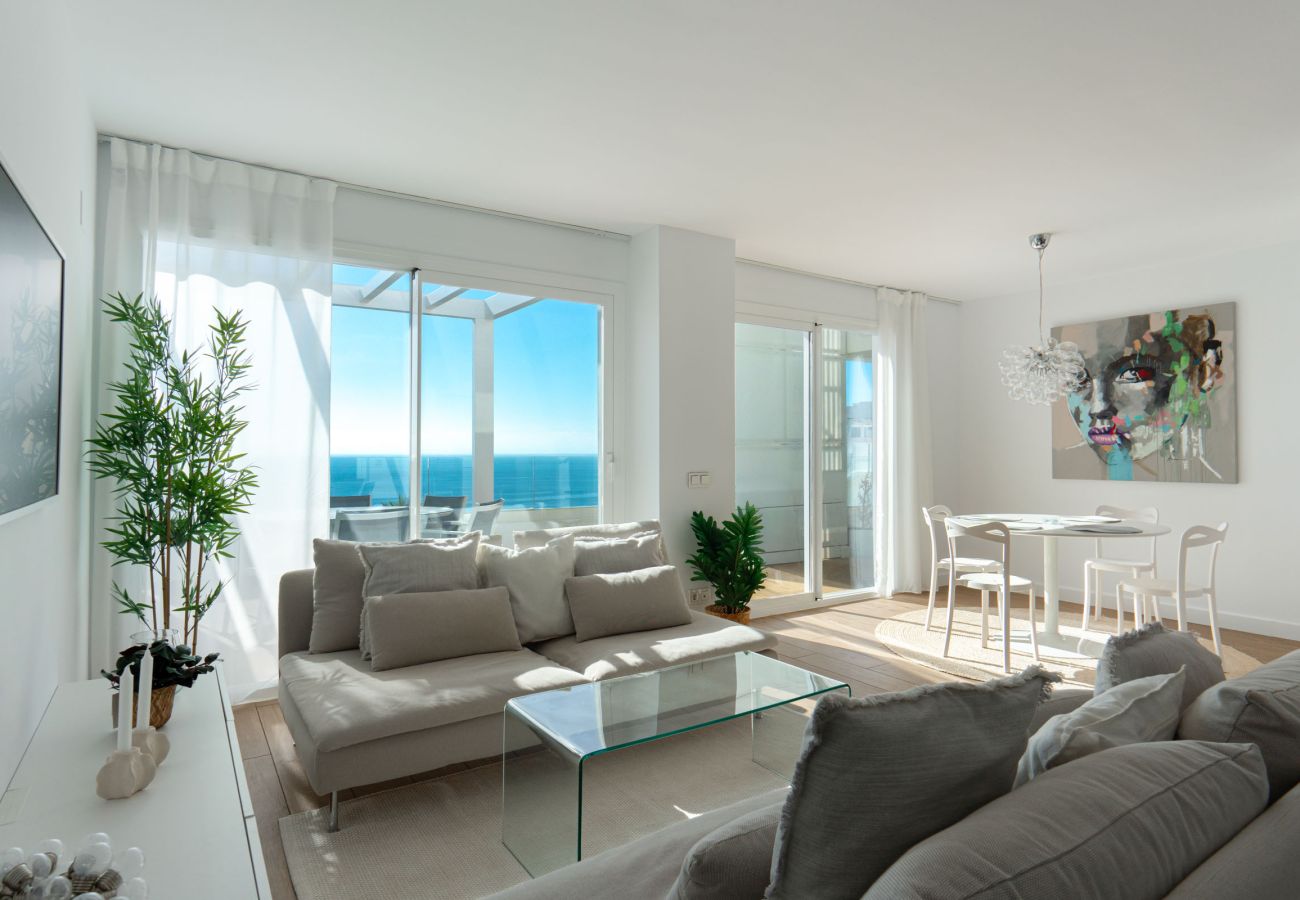 Ampio soggiorno con cucina a vista e arredamento moderno e di buon gusto a Isea Calaceite