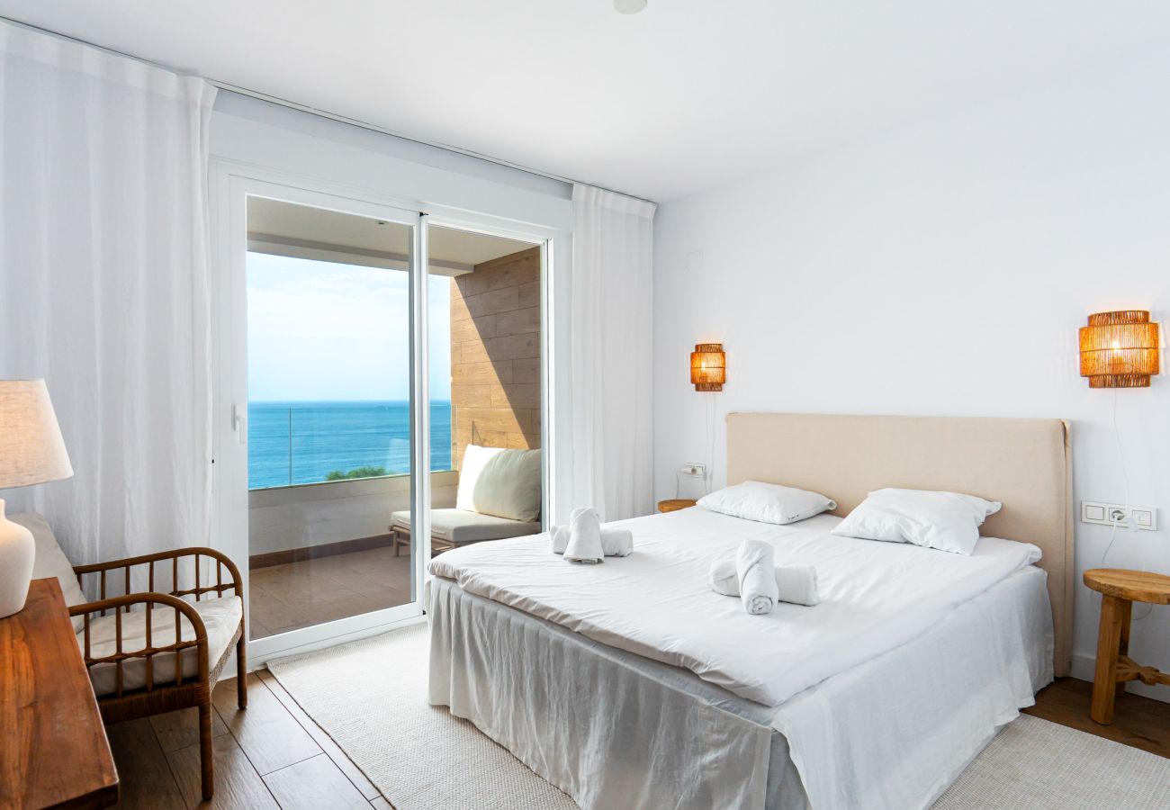 Camera da letto principale con letto queen-size e vista sul mare a Isea Calaceite