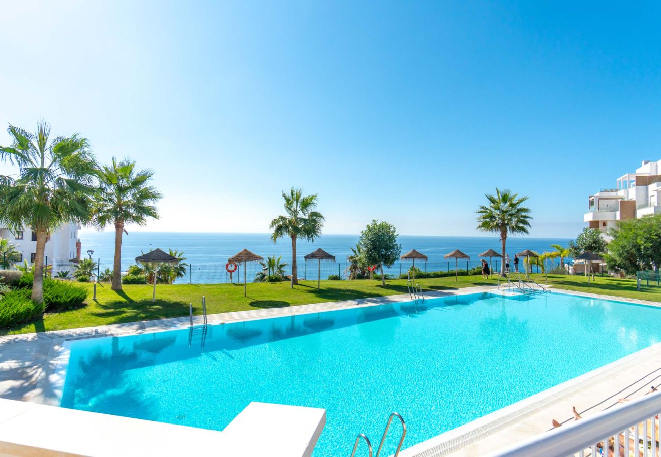Piscina condominiale con vista sul mare nel complesso residenziale Isea Calaceite, a Torrox Costa