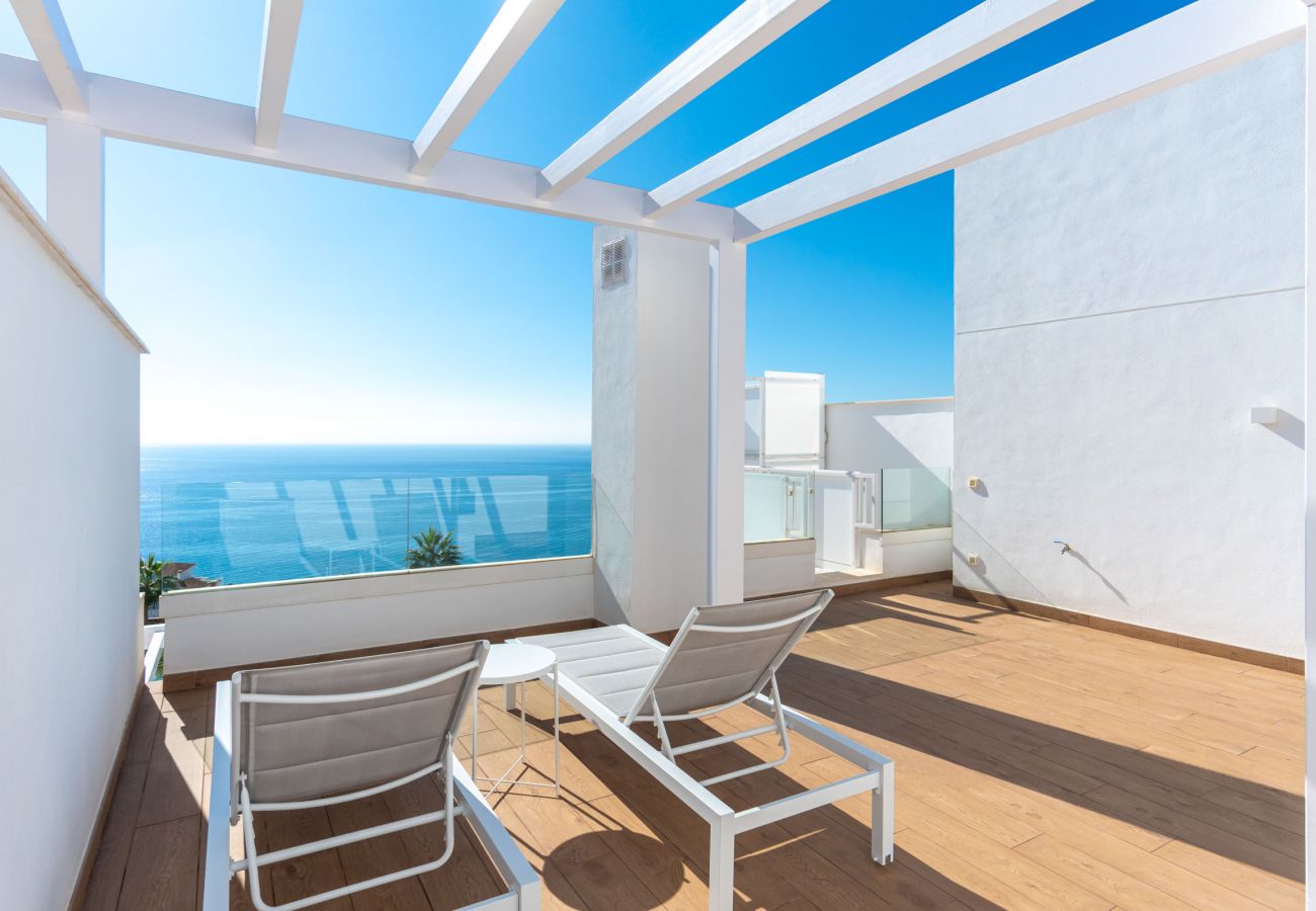 Terrazza privata con lettini prendisole e vista panoramica sul mare a Isea Calaceite